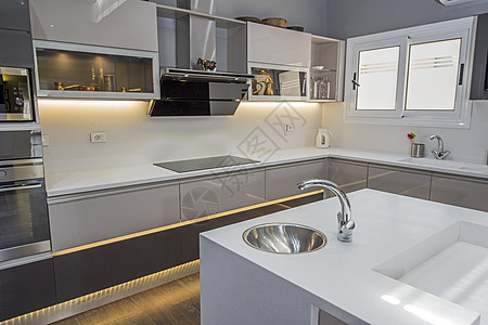 豪华公寓的现代厨房设计图橱柜门房子橱柜早餐大理石奢华炉灶金属风格条形图片