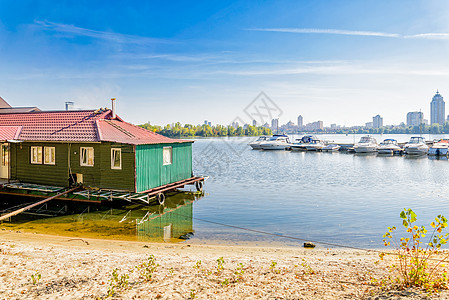 河上的房子和船高清图片