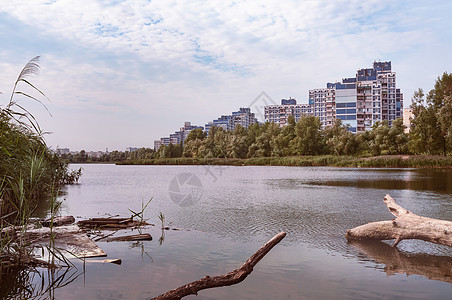 Obolon dist中靠近约尔丹斯克湖的建筑物视图全景场景反射芦苇支撑天空城市住宅旅行景观图片