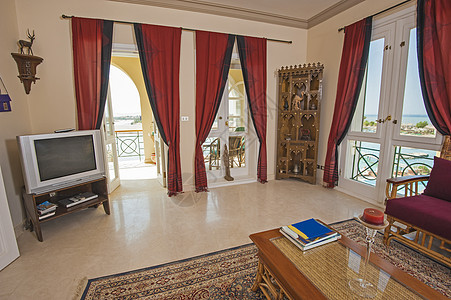 豪华豪华别墅的光环和海景公寓庭院角落木头地毯热带红色卧室窗户奢华图片