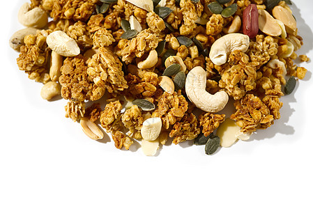 Granola与坚果隔离在白色上 复制空间健康食物概念浆果小麦薄片谷物麦片小吃活力玉米纤维早餐图片
