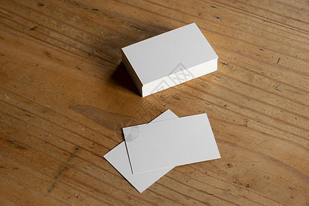 木板表面的空白商务卡模板白色办公室身份工作公司商业品牌推广床单打印图片