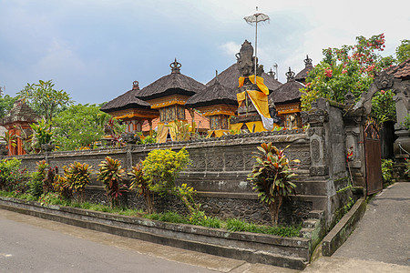 印度尼西亚巴厘岛的印度教寺庙 黑石神殿周围的装饰墙 传统的寺庙建筑和黑色纤维椰棕屋顶 印度尼西亚巴厘岛的普拉寺文化上帝热带异国宗背景图片