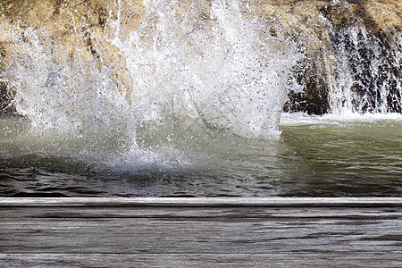 瀑布自然清新背景水溅上的木板 森林瀑布溅水上的空木桌地板 水溅水自然上空的木桌板背景图片