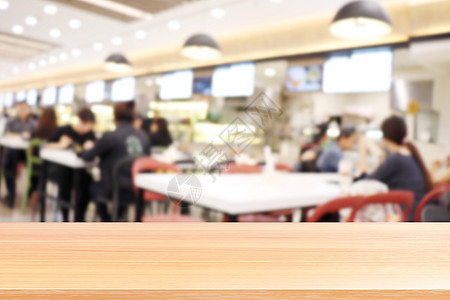 模糊食堂餐厅的木板 很多人的空木桌地板在大学食堂模糊背景中吃东西 模糊咖啡馆或自助餐厅食堂的木桌板是空的午餐用餐法庭商业食物椅子背景图片