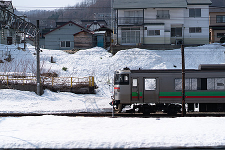 日本火车站 覆盖在雪中图片