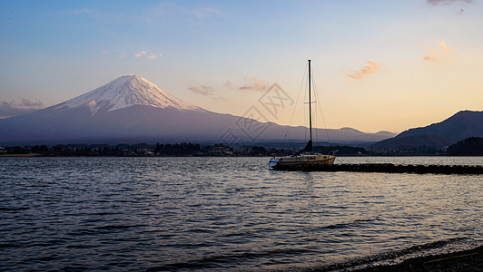 美丽的富士山与日本川口子湖在暮光旅游地标风景季节天空反射时间太阳森林火山图片
