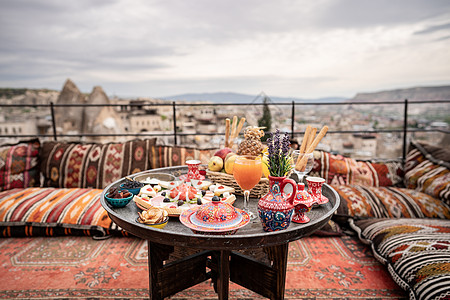 在戈尔姆山洞穴房顶上 与大风景盛丽的早餐桌子旅游游客食物餐厅屋顶火鸡蔬菜旅行景观图片