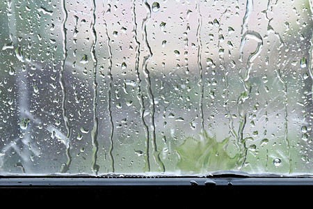 雨水 窗玻璃上的雨滴 为背景清新宏观白色灰色淋浴气泡天气流动反射液体镜子图片