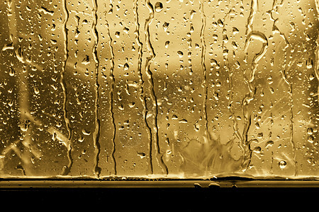 雨水 窗玻璃上的雨滴 为背景清新流动淋浴天气灰色白色宏观水分气泡窗户反射图片
