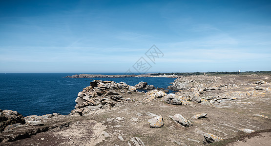 法国温德州Yeu岛岩石海岸的风景灯塔海岸线海滩石头海浪旅游情绪海洋天气天空背景图片