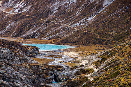 在Yading自然的秋天森林和雪山中多姿多彩冰川环境爬坡旅游旗帜国家远足公园天空季节图片