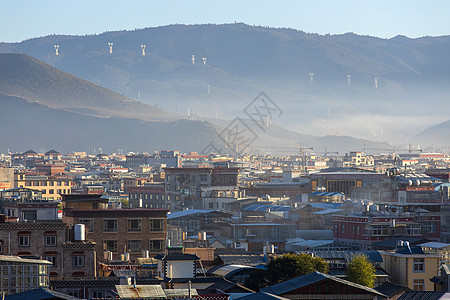 中国云南市Shangrila旧城屋顶视图建筑天空白色旅行景观背景老城蓝色蓝天樱花图片