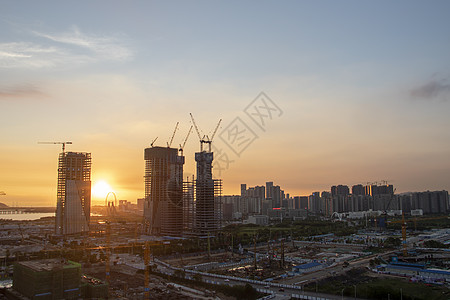 这是日落时的中华天线 反射城市日出太阳天际建筑建筑学起重机天空景观图片