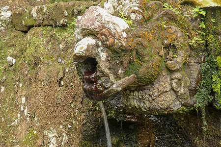 乌达扬王朝皇家陵墓中的圣水石像鬼 寺的古代皇家陵墓 巴厘岛 以雕刻在石崖上的皇家陵墓为中心的丧葬建筑群乌布森林雕像神社传统旅游建图片