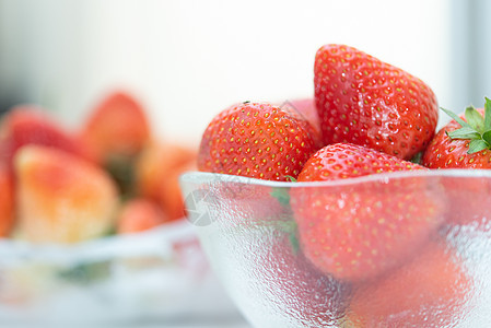 草莓红色新鲜鲜嫩果子 彩色甜汁叶子营养宏观美食浆果植物美丽玻璃早餐食物图片