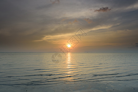 黄昏时全景大晴天的日落天空和热带海图片