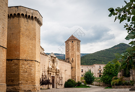 西班牙加泰罗尼亚地区或的Cistercian修道院遗产旅行世界葡萄园宗教旅游教会建筑学大教堂石头图片