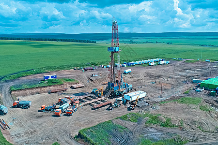 钻井钻井的钻机 钻油和煤气井的设备建造管道石化蓝色环境勘探石油天空力量资源图片