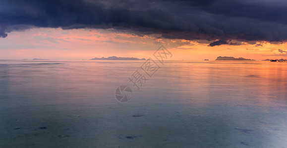 热带黄金夕阳天空和海背景的热带金色日落图片