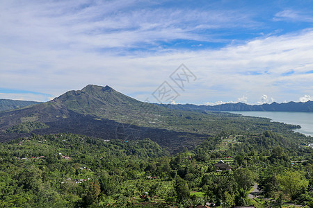 印度尼西亚全景热带岛屿巴厘岛 巴厘岛热带岛屿的热门旅游景点 印度尼西亚巴图尔的迷人顶景 巴图尔湖和火山位于中部山区风景爬坡蓝色顶图片