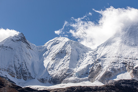 在Yading自然的秋天森林和雪山中多姿多彩背包蓝色自然保护区环境图片