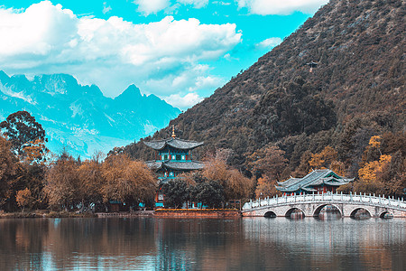 玉龙雪山和苏水B的美丽景色反射公园爬坡假期旅行旅游天空池塘蓝色文化图片