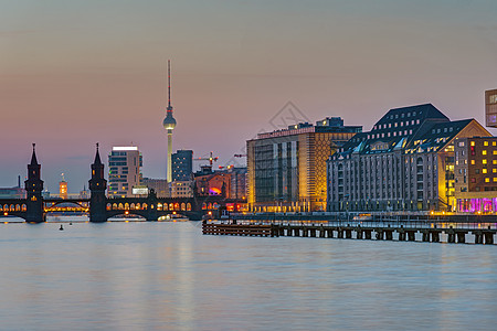 柏林斯普里河的黄昏媒体天空日落天际旅游旅行橙子景观河岸城市图片