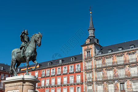 菲利普三世国王的雕像和美丽的建筑图片