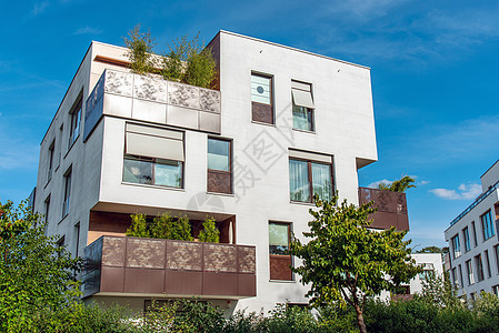 配有金属阳台的现代白色公寓房建筑学土地晴天高楼住房房屋财产市场建筑奢华图片