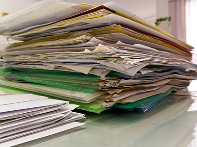 纸质文件堆叠文书桌子工作文件夹白色办公室图片