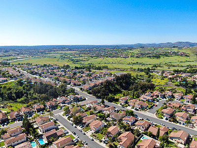 上中产阶级高海拔天空的空中景象 以蓝天为蓝山谷城市住房不动产生活社区邻里人行道财产细分景观图片