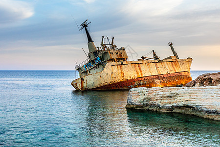 被弃弃弃的生锈船只在帕福Peyia村附近岸上搁浅旅行海难洞穴悬崖支撑海岸货物天空海岸线沉船图片