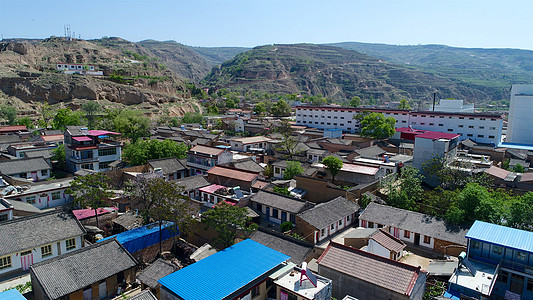 张掖七彩丹霞沿干旱的梯田农场firld山边小贫困城镇的空中景象庭院建筑学丘陵地标村庄历史性爬坡建筑房子城市背景