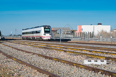 乘火车通过高速公路驶近车站的旅客列车旅行铁路车皮乘客民众金属运动车辆通勤者速度图片