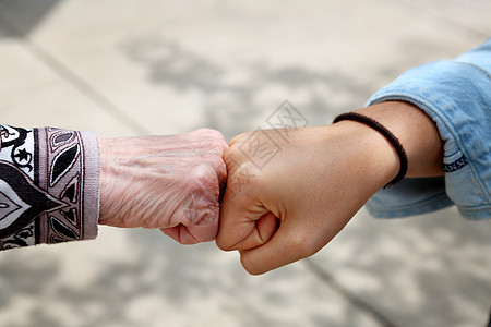拳脚友谊女士协议会议退休合伙感情手臂朋友老年图片
