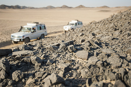 穿越岩石沙漠的车厢图片