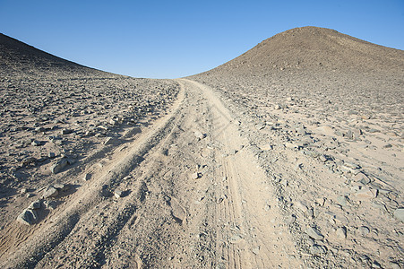 穿越干旱沙漠的车辆跟踪岩石冒险勘探蓝色砂岩旅行地平线气候越野风景图片