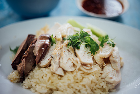 在街边食物中用鸡汤蒸饭的稻米街道文化午餐市场美食餐厅黄瓜蒸汽饮食盘子图片