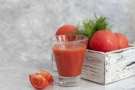 玻璃杯和新鲜西红柿中的番茄汁 浅灰色背景的番茄汁 维他命饮料 加满了子和粗咸盐果汁玻璃维生素免疫口渴谷物饮食植物库存种子图片