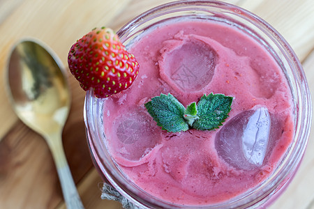 含有冰和薄荷叶的草莓yogurt食物桌子小吃饮料杯子饮食食谱奶昔液体水果图片