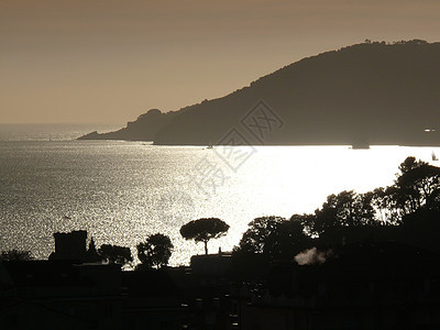 日落时 丽西城堡的月光和乌云海岸旅行海湾天空建筑学全景太阳风景海岸线图片