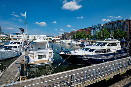 游艇和船只停泊在比利时安特卫普的Willemdock街道港口码头荷卢天空城市风景扫帚博物馆历史图片