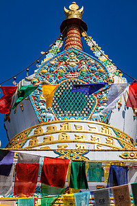 印度佛教宗巴邦风景天空旗帜禁忌寺庙经幡佛教徒贡巴村庄黄帽图片