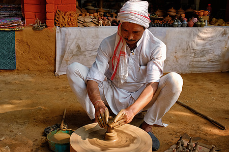 印度工作场所的印度陶器厂 Shilpagram Udaipur 印度拉贾斯坦邦陶瓷工匠花瓶手工业工艺投掷男人车轮水壶模具图片