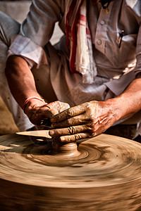 印度工作场所的印度陶器厂 Shilpagram Udaipur 印度拉贾斯坦邦花瓶精神制品手工业手工模具车轮知识黏土水壶图片