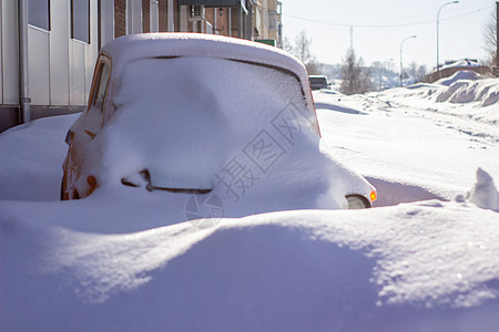 在停车场的冬季暴风雪中被雪雪覆盖的车辆街道降雪生活冻结旅行汽车气候雪堆蓝色窗户图片