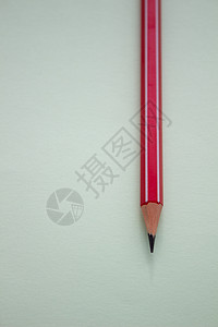 在浅绿色背景的一支红色铅笔圆形教育工具补给品办公室锐化蜡笔剃须学校木头图片