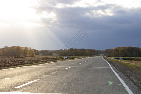 大铺有路面的公路 现场中间有标志场景风景蓝色场地天气摄影路线地平线农村戏剧性图片