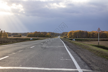 大铺有路面的公路 现场中间有标志沥青风景旅行农村场地运输国家戏剧性天气地平线图片